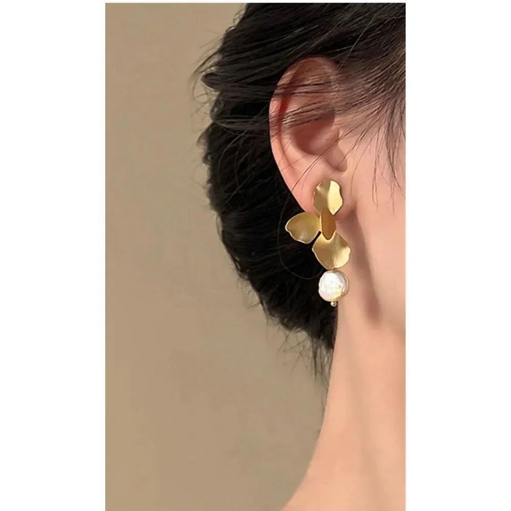 NWOT Zara Gold Tone Flower Baroque Pearl Earrings Dainty Statement Charm Pansy